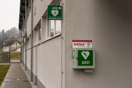 Defibrilator je nameščen na JV strani nogometnega objekta